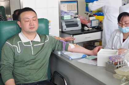 雷锋精神铭记于心  市体彩中心组织义务献血活动3.jpg