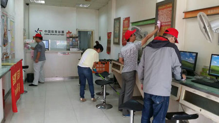 镇江体彩志愿者积极参与”清洁家园 美化环境 迎接国庆“的环境卫生集中行动照片5a.jpg