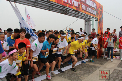 传递公益理念 体彩助力”扬马&bull;邗江金秋缤纷跑“ (1).jpg