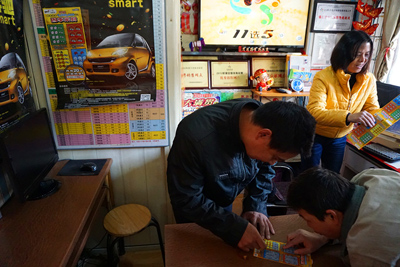 ”四季来财“镇江彩市火爆热销  ”奔驰smart周周送“活动备受关注照片三.JPG