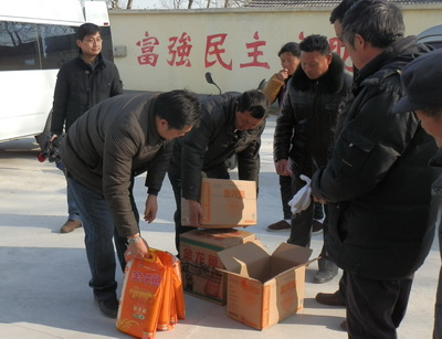 为贫困户送慰问 淮安体彩爱心暖冬活动正式起航  (1).jpg