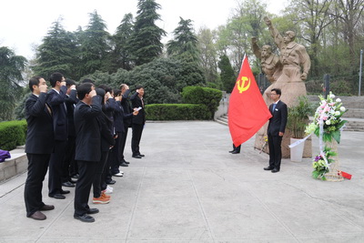 清明节前夕 南京体彩组织党员凭吊抗日航空烈士2.jpg