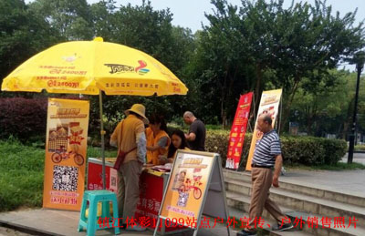 1、镇江体彩启动”购&lsquo;黄金世界&rsquo; 大奖可中100万 折叠自行车、百元健身券送不停“ 户外宣传活动新闻照片.jpg