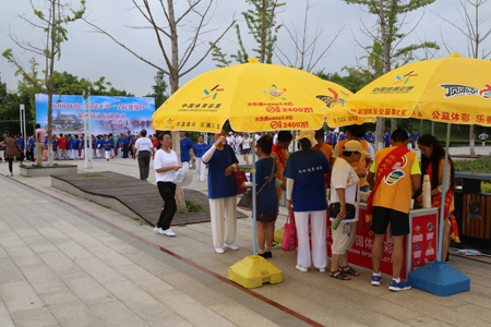 3.与全民健身同行  镇江体彩为健身健步走活动提供志愿服务照片.jpg