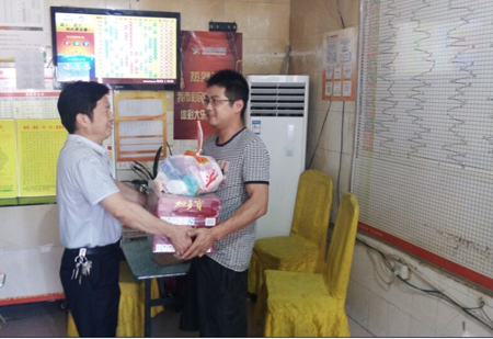 淮安体彩”夏日送清凉“ 慰问站点销售员2.jpg