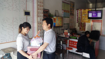 淮安体彩”夏日送清凉“ 慰问站点销售员.jpg