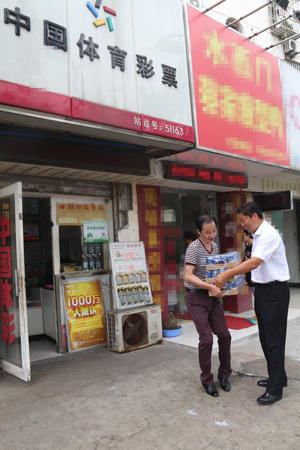 南京体彩开展”夏季送清凉“活动，慰问体彩销售一线人员1.jpg