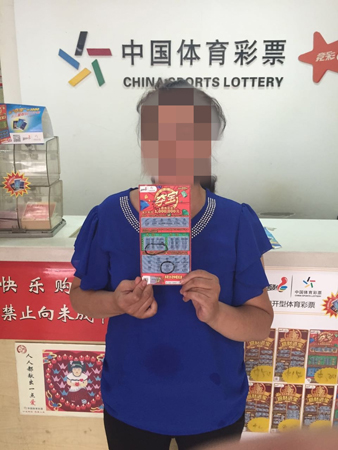 购彩闲暇之余 无锡彩民喜中”夺宝“1000元及数码三件套.jpg