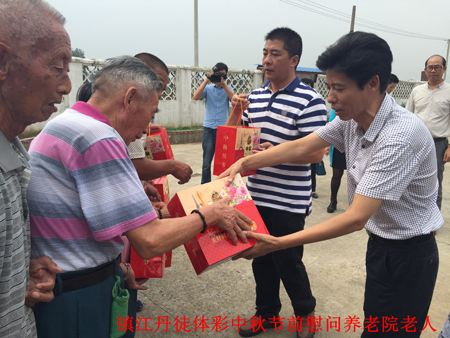 2、金秋送关爱  镇江丹阳、丹徒体彩中秋节前慰问养老院老人照片.jpg