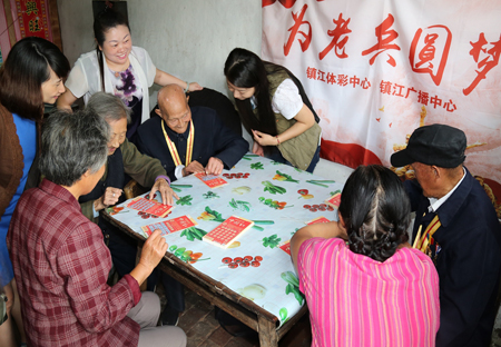 3、 践行公益责任    镇江体彩中秋前开展为”抗战老兵“圆梦活动照片.jpg