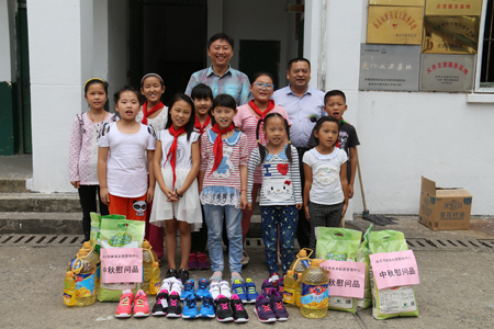 送新鞋送食品，南京体彩爱心工作室与外来务工子女共贺中秋2.jpg