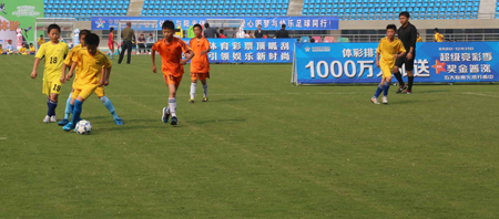 8、放飞梦想  激扬青春  镇江体彩助力2015年镇江市”市长杯“校园足球比赛照片.jpg