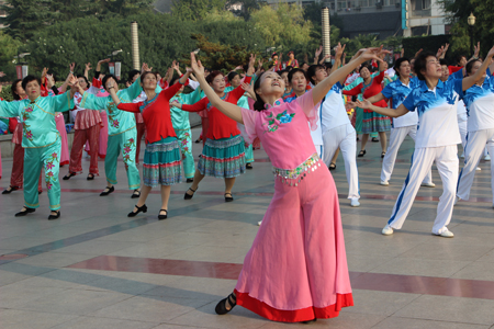 2、快乐健身 幸福生活 镇江丹阳体彩冠名2015年”&lsquo;贺重阳&rsquo;广场文体展示大会“ 照片.jpg