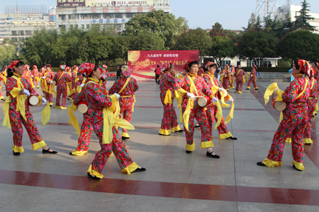 1、快乐健身 幸福生活 镇江丹阳体彩冠名2015年”&lsquo;贺重阳&rsquo;广场文体展示大会“ 照片.jpg