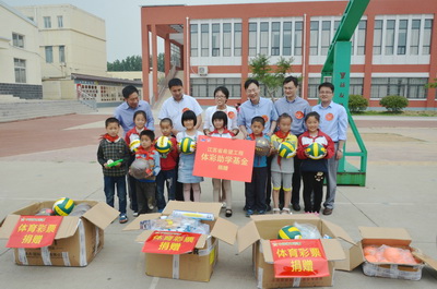 六一前夕,江苏省体彩中心与江苏省希望工程办为体彩希望小学的孩子们送去了体育器材.jpg