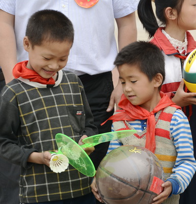 拿到全新体育器材,体彩希望小学的孩子们格外开心.jpg