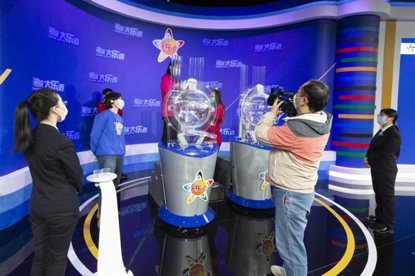（媒体观看大乐透摇奖机试运行）